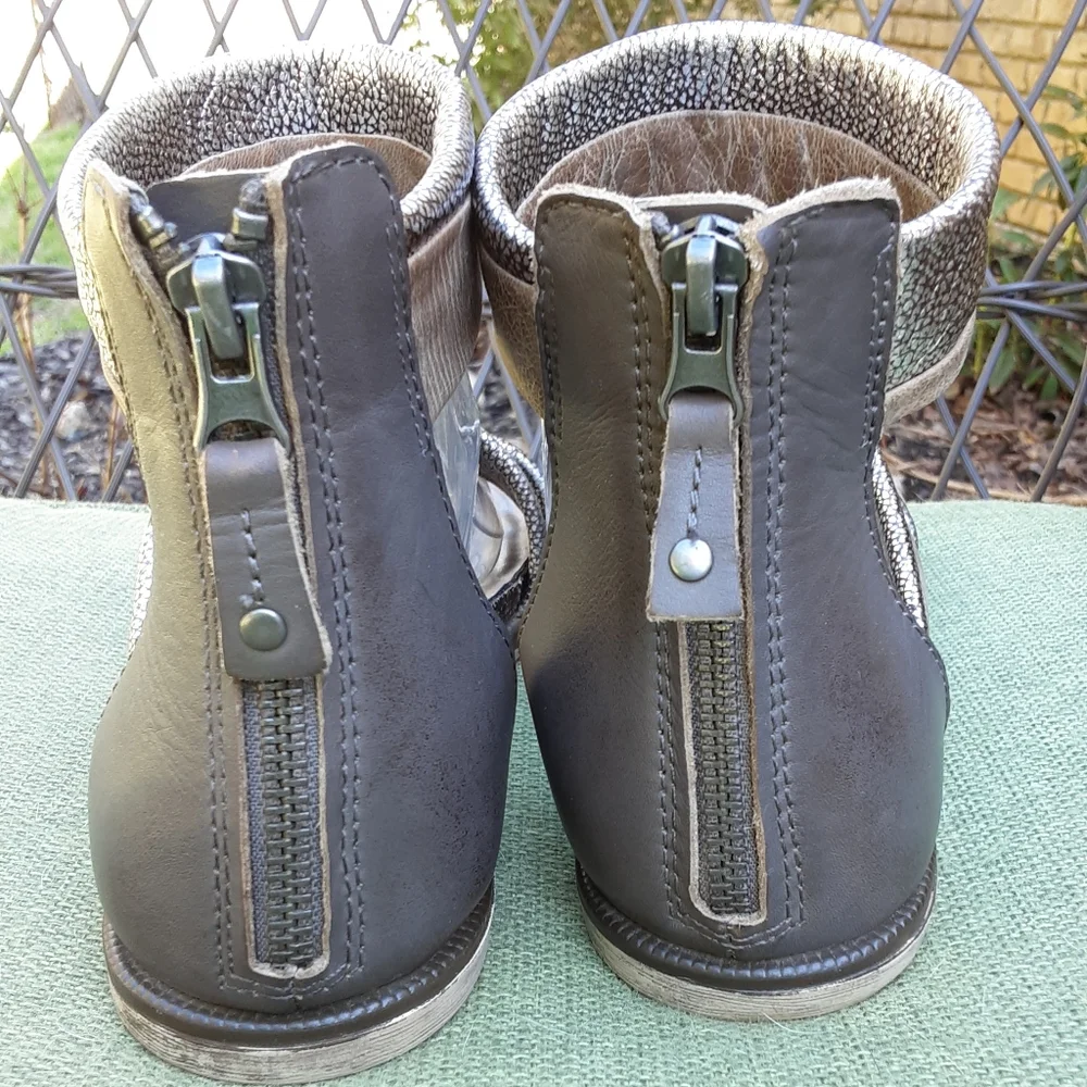 OTBT Souvenir Comfort Leather Metallic Flat Sandal Size 9 M.
